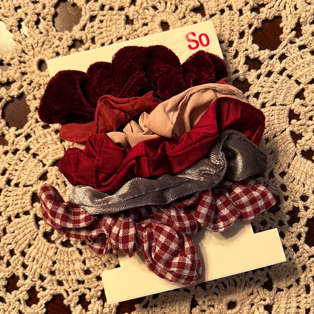 🌸New with tags SO brand  hair scrunchies 6 pack